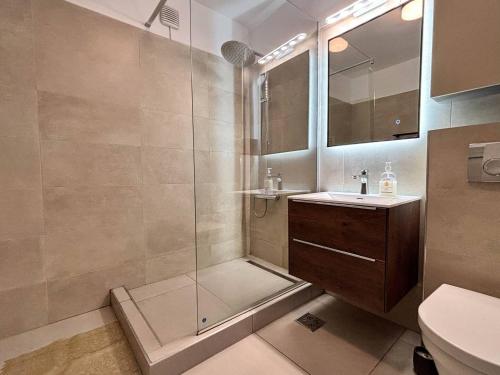 克卢日-纳波卡Sunflower Luxury Haven by Iulius Mall and FSEGA的带淋浴、水槽和马桶的浴室