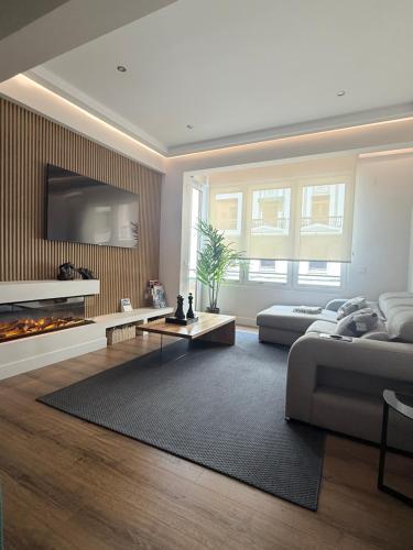 ビルバオにあるApartamento NUEVO Lujoso Suites Centro Bilbao Wifi ,Parking gratisのソファと暖炉のあるリビングルーム