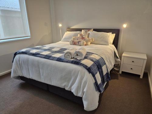 una camera da letto con un letto con asciugamani sopra di Whaler's Cove a Portland