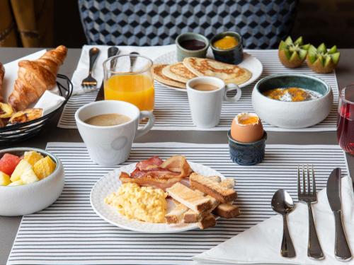 Comida en o cerca de este hotel