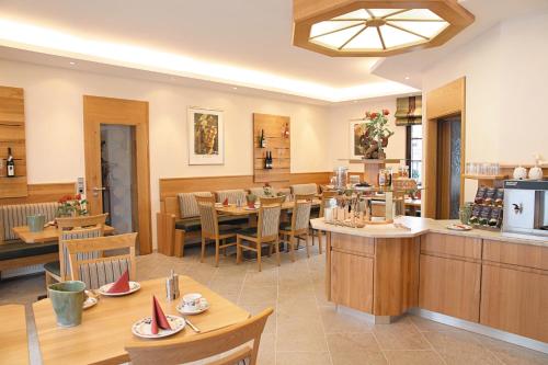 ein Restaurant mit Tischen und Stühlen und ein Esszimmer in der Unterkunft Weinhotel Offenstein Erben in Eltville