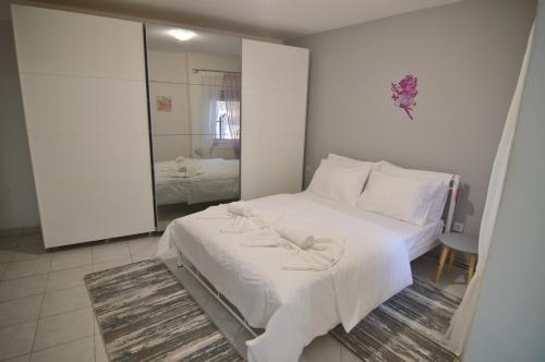 Ένα ή περισσότερα κρεβάτια σε δωμάτιο στο Dimitras Kalithea