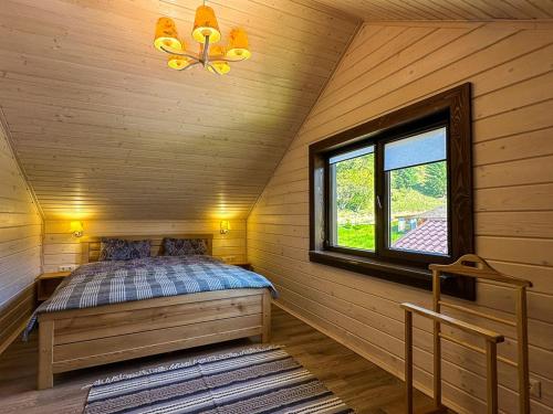 Ένα ή περισσότερα κρεβάτια σε δωμάτιο στο Котедж Маєток Ярини