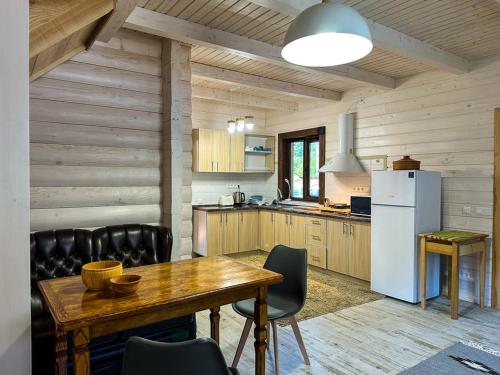 Η κουζίνα ή μικρή κουζίνα στο Котедж Маєток Ярини