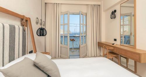 Postel nebo postele na pokoji v ubytování Pedi Beach Hotel