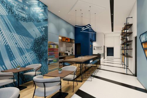 東京にあるフォーポイント フレックス by シェラトン 東京渋谷ウエストのテーブルと椅子と階段のあるレストラン