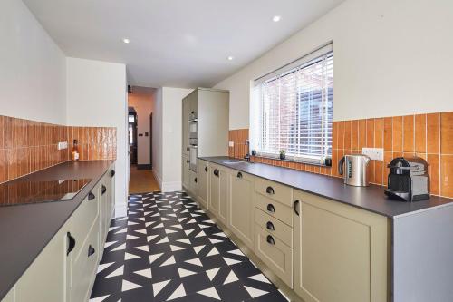 eine große Küche mit einer Theke und einem Fenster in der Unterkunft Stylish Coastal 3-Bed Retreat in Saltburn in Saltburn-by-the-Sea