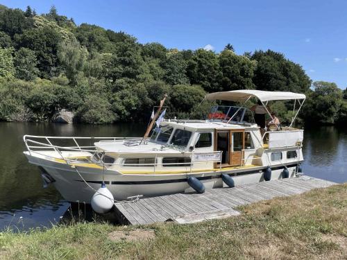 una barca è ormeggiata in un molo sull'acqua di Albatross, bateau à quai à Saint-Nicolas-des-Eaux a Saint-Nicolas