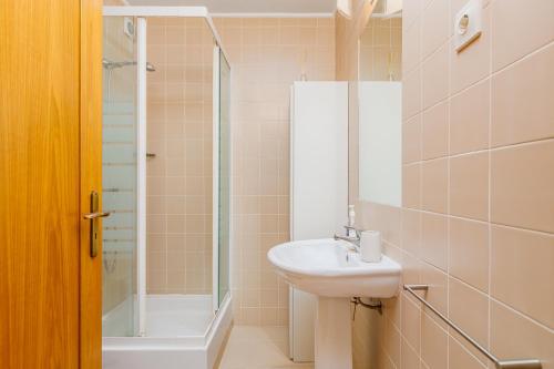 un baño con lavabo y ducha en Villa 97 by Trip2Portugal, en Alcácer do Sal