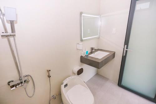 une salle de bains avec toilettes et lavabo dans l'établissement Kem house 1- Venuestay, à Da Thien