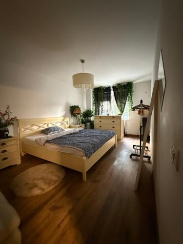 una camera da letto con un letto e un pavimento in legno di Green Apartment a Bucarest