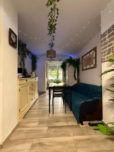 una cucina e una sala da pranzo con tavolo in una stanza di Green Apartment a Bucarest