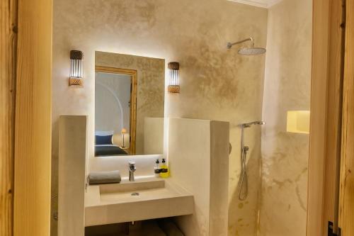 un baño con lavabo y ducha en Riad Dar More, en Marrakech