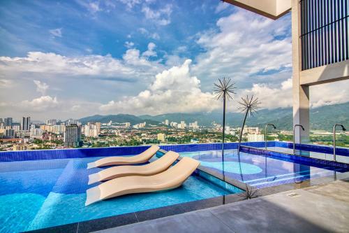 une piscine avec vue sur une ville dans l'établissement 22 Macalisterz Premium Suites Penang by Byon, à George Town