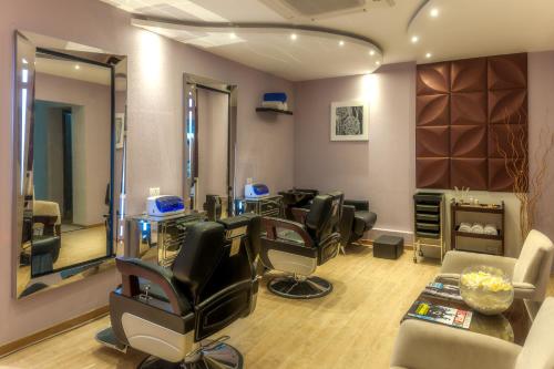 Zona de estar de Days Hotel by Wyndham Chennai OMR