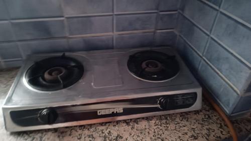 a toaster oven in the corner of a wall at شقة البشائر in Al Khawḑ