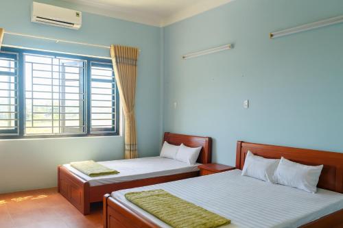 En eller flere senge i et værelse på Hồng Ân Motel Quảng Trị