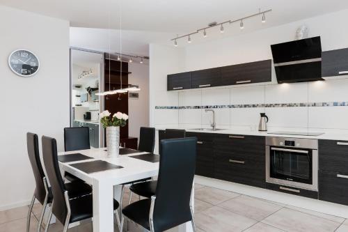 Riverside Apartment with Balcony by Noclegi Renters