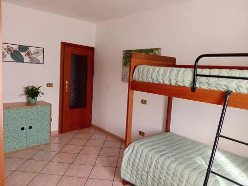 a room with two bunk beds and a door at Le Scalette Casa Vacanze in Acquapendente