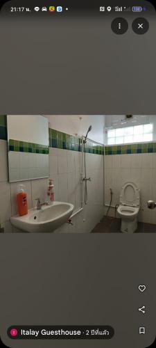 een badkamer met wastafel en toilet bij Italay in Krabi town