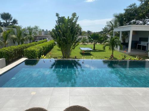 Villa d'exception piscine à débordement jardin tropical
