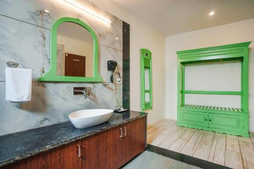 une salle de bain avec un lavabo et un miroir dans l'établissement Sajjan Jawai Chapter by Arow Hospitality, à Mori Bera