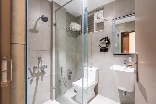 Koupelna v ubytování Hyber Hotel's- Gachibowli