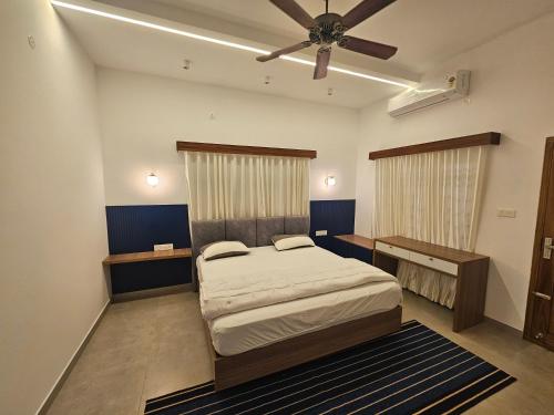 Postel nebo postele na pokoji v ubytování The Outhouse Villa with Pool Alleppey