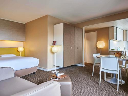 a hotel room with a bed and a table at AppartHotel Mercure Paris Boulogne in Boulogne-Billancourt