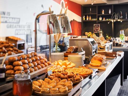 ブローニュ・ビヤンクールにあるアパートホテル メルキュール パリ ブローニュのビュッフェ