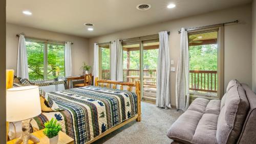 una camera da letto con un letto e un balcone di Lake Harmony Chalet w Hot Tub Arcades Near Beaches Ski Trails Everpine Lodge by AvantStay a Split Rock