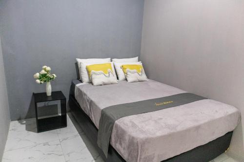 Ένα ή περισσότερα κρεβάτια σε δωμάτιο στο Homestay Aurora Malioboro Unit 1