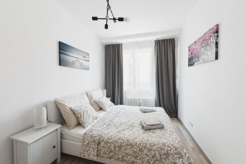 Una cama o camas en una habitación de Dlouha Hemingway apartment