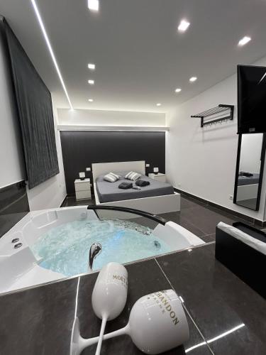 un bagno con una vasca con un uccello dentro di Il piacere-Luxury apartments a Caltagirone