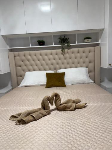 Una cama o camas en una habitación de Mo- Luxury Apartment