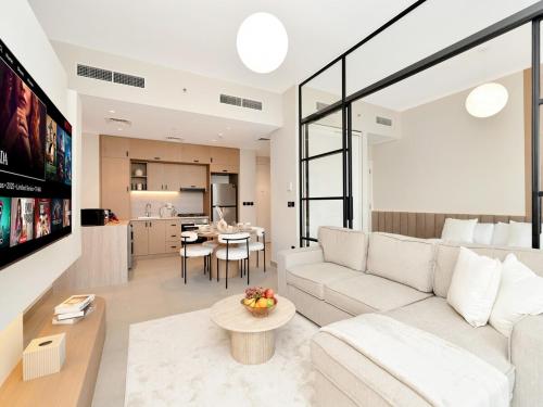 Elegant 2BR Apartment in Socio Tower - Dubai Hills