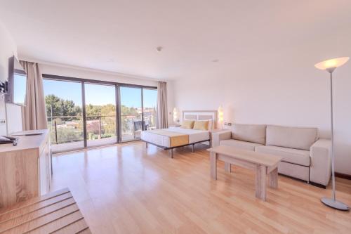 Χώρος καθιστικού στο Hotel ITC Ciudad de Haro