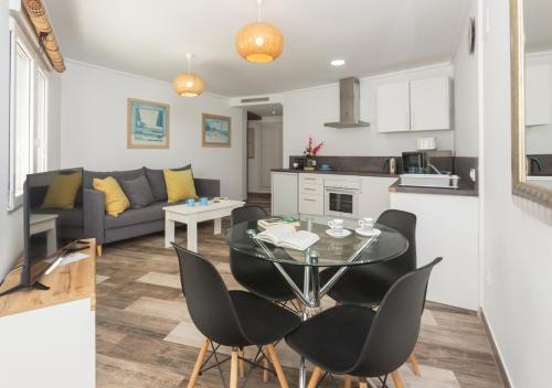 a living room with a table and chairs and a couch at Apartamentos Andalusí 11 in Denia