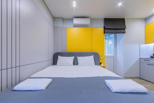 Ένα ή περισσότερα κρεβάτια σε δωμάτιο στο CityApartments Kyiv Sviatoshyn