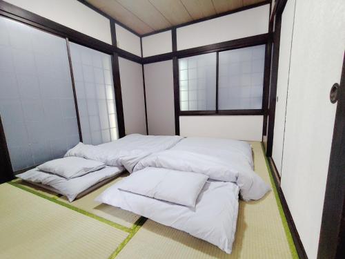 a room with four white pillows on the floor at Seaside Villa Matsugaya - Vacation STAY 19447 in Sammu