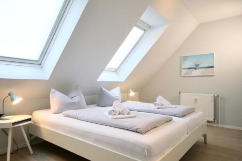 2 letti in una camera mansardata con lucernari di Blankwasser 11 a Grömnitzerhagen
