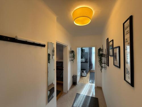 un couloir avec une lumière jaune au plafond dans l'établissement Villa Komposch - adults only, à Reifnitz