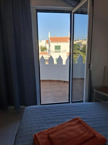 Ένα ή περισσότερα κρεβάτια σε δωμάτιο στο Great House By the Beach