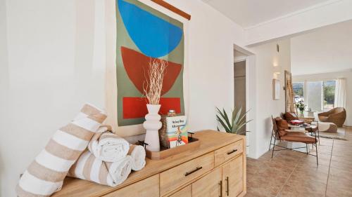 Una sala de estar con un cuadro grande en la pared. en 4BR Desert Home w Pool Hot Tub Firepit Game Room The Quiet Burn by AvantStay, en Twentynine Palms