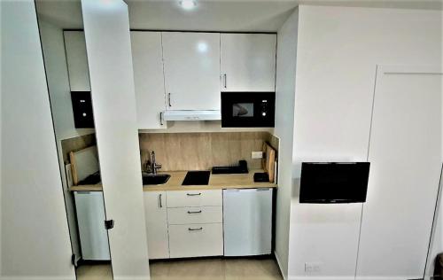 Η κουζίνα ή μικρή κουζίνα στο Studio Charmant et Cosy Proche Paris et Bourget Ideal pour Couples et professionnels moins 15 pourcebt séjour longue durée