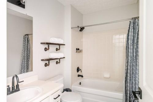 Bilik mandi di Modern Boho Retreat, in Grove City