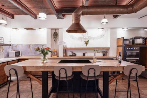 Kuchyň nebo kuchyňský kout v ubytování The Urban Chalet