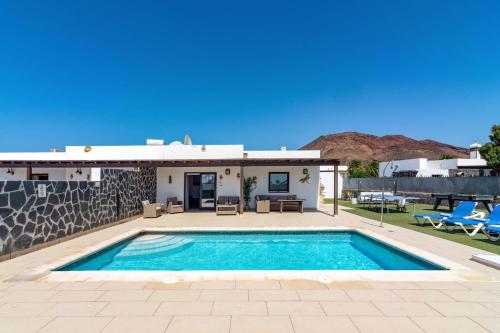 Villa Irache by Villa Plus