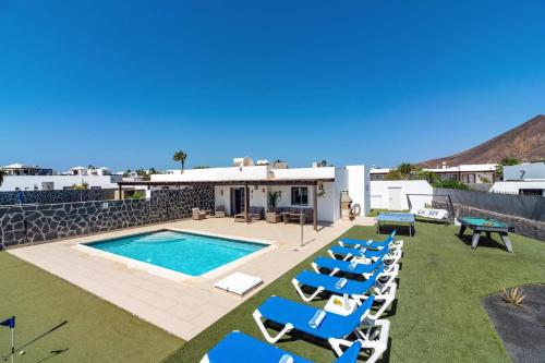 Villa Irache by Villa Plus