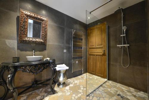 a bathroom with a sink and a shower at Casa Teppe rosse in Aléria